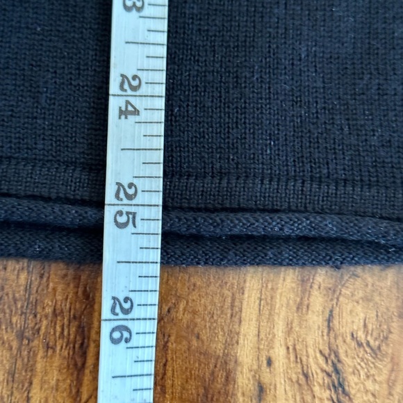 Central Park West Luxe | Black Silk & Cashmere Turtleneck Swester - Picture 6 of 6